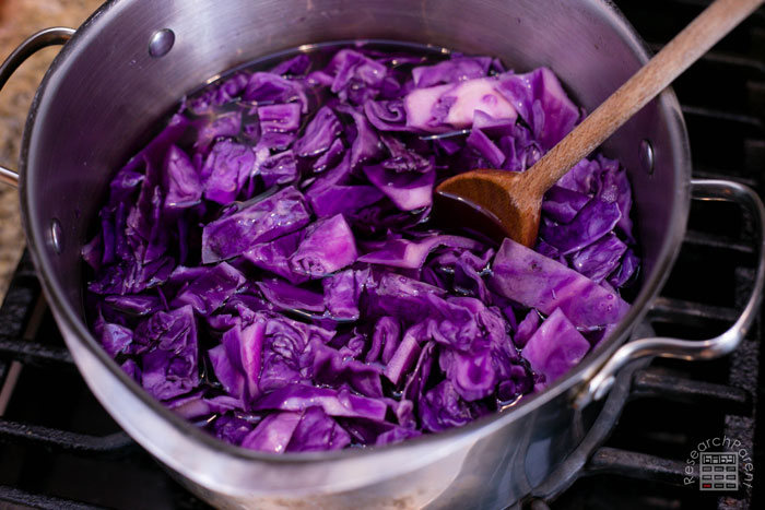 Stir the red cabbage juice occasionally