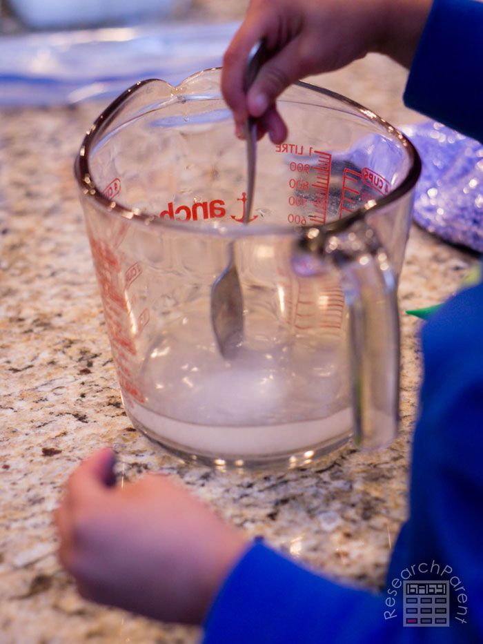 Stir the mixture of water and borax